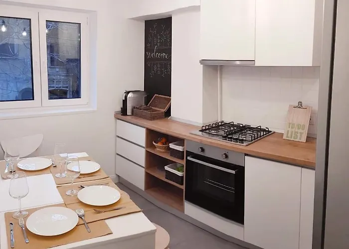 Charming Downtown With Park View Apartman Bukarest